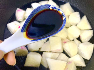 5、红烧萝卜,加入2勺生抽