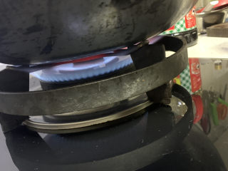 10、红烧萝卜,中火炖煮