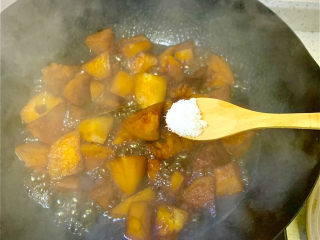 11、红烧萝卜,萝卜软之后加入半勺糖，根据个人口味，我们的萝卜本身就有甜味