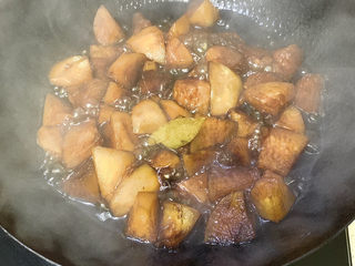 12、红烧萝卜,将汤汁收干至一半