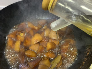 13、红烧萝卜,加入食用油