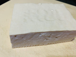 2、青椒炒豆腐,取出,不要冲水,这样油炸的时候不会溅油