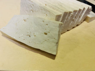 3、青椒炒豆腐,切块