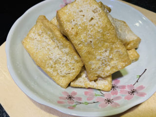 7、青椒炒豆腐,两面金黄,夹起,放碗内