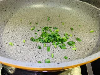 8、青椒炒豆腐,锅剩底油,加葱粒,炒香