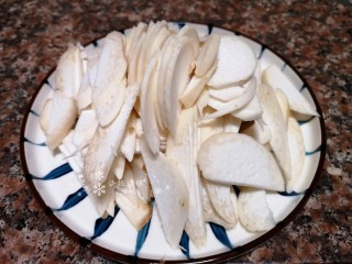 2、杏鲍菇炒牛肉,将杏鲍菇洗净后切片。