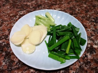 3、杏鲍菇炒牛肉,将大蒜切片，小葱洗净切成小段，葱头和葱叶子分开放。