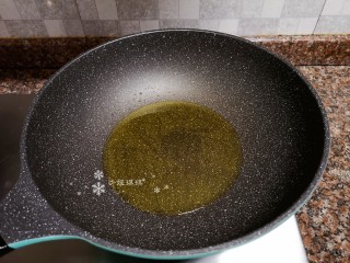 5、杏鲍菇炒牛肉,热锅倒油烧至八成热。