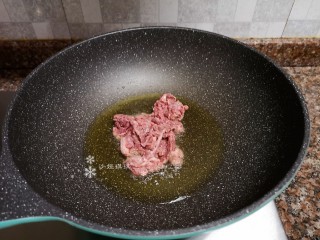 6、杏鲍菇炒牛肉,放入牛肉快速翻炒至变色断生立即铲出。