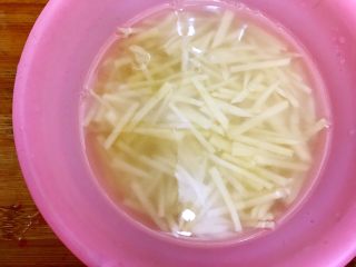 2、绝代双骄（花椒辣椒土豆丝）,土豆去皮洗净，如图所示，切成丝，然后用清水清洗两遍