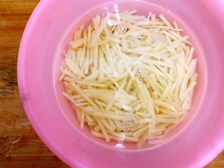 3、绝代双骄（花椒辣椒土豆丝）,洗净之后用适量清水浸泡，备用