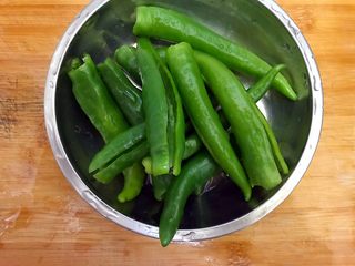 4、绝代双骄（花椒辣椒土豆丝）,青辣椒洗净，挖去籽