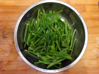 5、绝代双骄（花椒辣椒土豆丝）,如图所示，切成丝，控干水分，备用