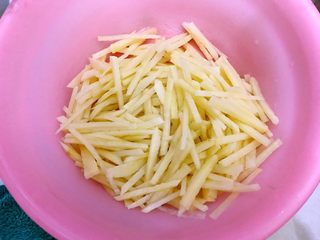 6、绝代双骄（花椒辣椒土豆丝）,捞出土豆丝，控干水分，备用