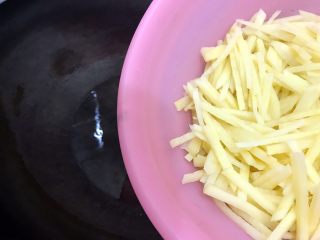 11、绝代双骄（花椒辣椒土豆丝）,开最大火，待油冒烟时，下土豆丝