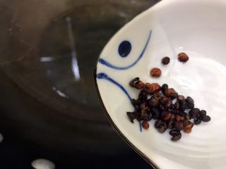 10、绝代双骄（花椒辣椒土豆丝）,捞出花椒，备用