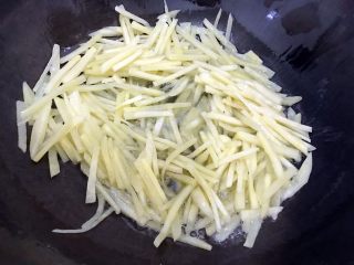 12、绝代双骄（花椒辣椒土豆丝）,翻炒至土豆丝变软
