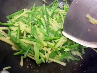 16、绝代双骄（花椒辣椒土豆丝）,翻炒至汤汁收紧