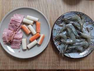 1、麻辣香锅,培根切好，蟹棒剥皮，虾开背去掉虾线备用