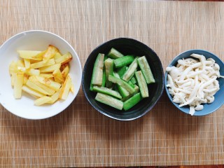 2、麻辣香锅,土豆切一厘米见方的条，过油剪到金黄，丝瓜切条也在热油中煸一两分钟，鸡腿菇用水炒一下，沥干水份备用