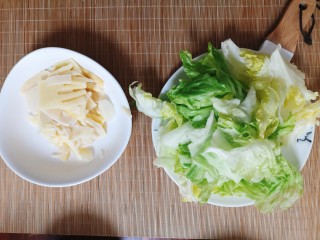 3、麻辣香锅,笋片，生菜洗好备用