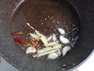 4、麻辣香锅,把油烧热，放入姜，蒜，花椒，辣椒爆香