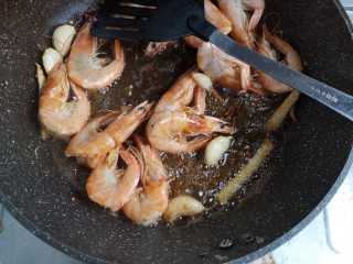 5、麻辣香锅,继续放入虾，要把虾煸出虾油，颜色变红