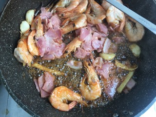 6、麻辣香锅,继续加入培根，待培根煸到边缘发黄，收缩