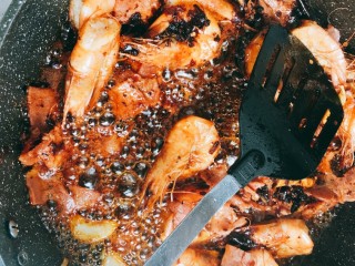 7、麻辣香锅,放入一小袋海底捞香锅料，翻炒均匀