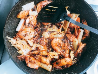 8、麻辣香锅,继续放入蟹棒，笋片，翻炒两分钟左右