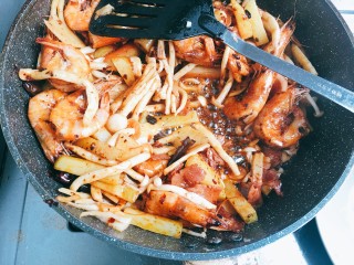 9、麻辣香锅,继续放入土豆条和鸡腿菇翻炒一两分钟