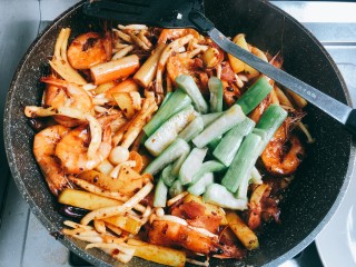 10、麻辣香锅,加入丝瓜继续翻炒，直到所有菜入味，炒熟，关火