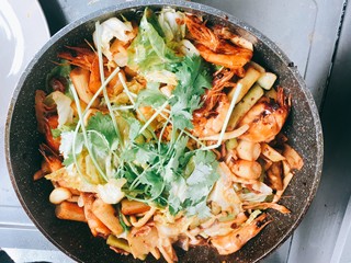 11、麻辣香锅,加几根香菜，翻炒几下，出锅，撒一些熟芝麻