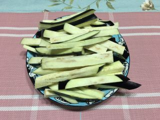 2、茄子炒豆角,切段备用