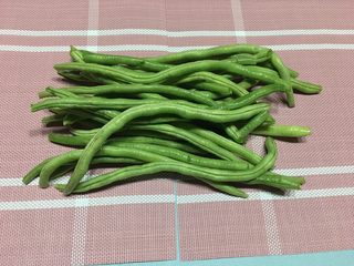 3、茄子炒豆角,豆角洗干净