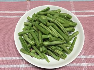 4、茄子炒豆角,切段备用