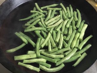 12、茄子炒豆角,水开后加入豆角