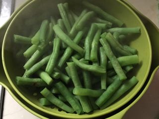 14、茄子炒豆角,水沥干备用