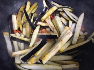 16、茄子炒豆角,加入茄子翻炒