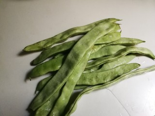 1、蒜香芸豆,芸豆挑绿的买比较嫩