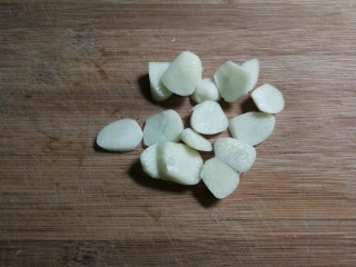 4、蒜香芸豆,剥去皮切成片