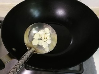 5、蒜香芸豆,热锅凉油放入蒜片