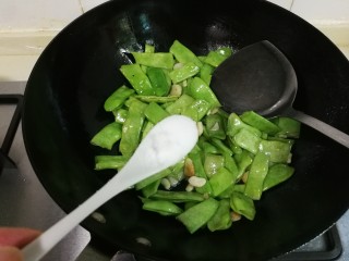 9、蒜香芸豆,放入半小勺盐