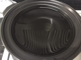 7、养颜莲蓉雪耳蜜饮,锅里放足量的水，中火