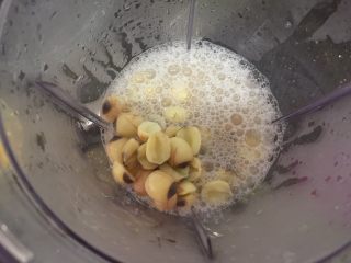 11、养颜莲蓉雪耳蜜饮,熬煮好雪耳后捞起雪耳，锅里的水连同已煮好的莲子一起倒入搅拌机里打成糊