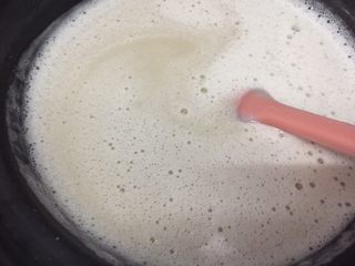 13、养颜莲蓉雪耳蜜饮,把莲子湖倒入锅里