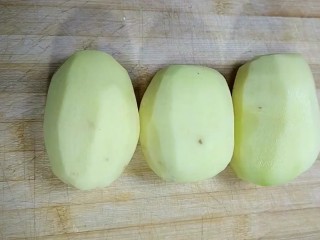 1、凉拌香辣土豆片,准备三个土豆去皮洗净