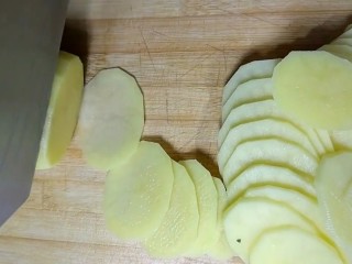 2、凉拌香辣土豆片,切成薄片
