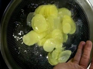 3、凉拌香辣土豆片,水开下锅煮两分钟