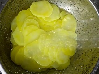 4、凉拌香辣土豆片,捞出冲凉水控干水分